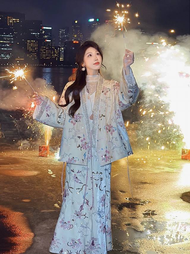 高级贵气新中式繁花亮片丝绒套装 独属于国风时尚精巧细思的中式外套和半裙 低奢气息彰显品味，松身款式翻袖口外套包容度好，自带优雅气质慵懒率性而灵动感十足，廓形显大