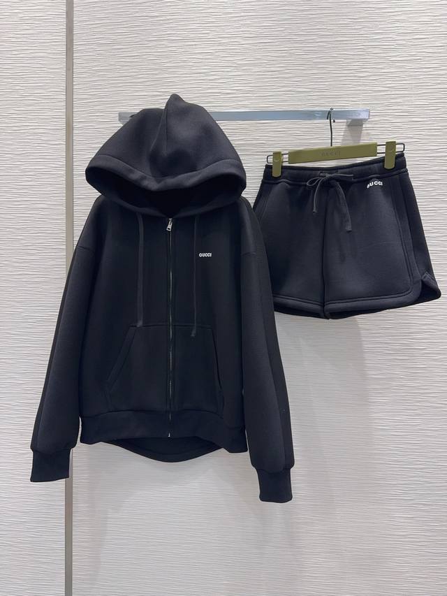 Gucc* 2025Fw套装 舒适度极强 没有理由可以拒绝它。可A可飒的风格，日常通勤穿什么的都是很Ok的，不挑场合的。设计独特 层次感更加丰富，满满小细节太加