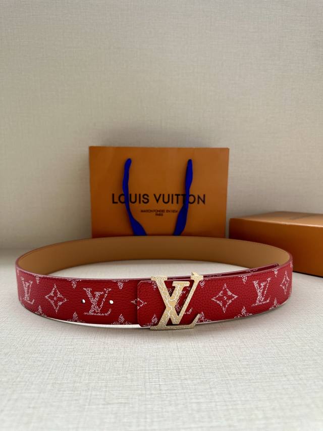 本款4.0宽 Lv Initiales 双面腰带推出缤纷新色。一面为华美 Taurillon 皮革铺陈品牌经典图案，一面以光滑素雅牛皮革展露低调个性。Lv 字母