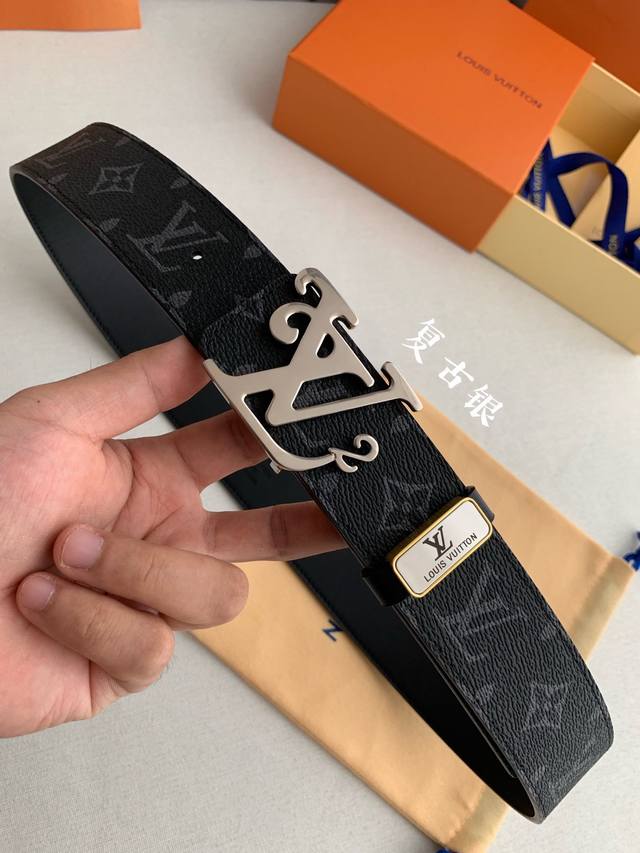 品名： Lv..路易..威登原单 型号：双面使用挂扣，新款钢扣，图片实物拍摄 材料：头层牛皮，挂扣系列，纯钢质扣头，钯镀电镀工艺永不掉色。带身可双面使用，黑老花