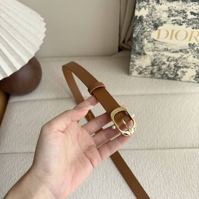 Dior新款腰带采用光滑牛皮材质精心制作,搭配富有光泽的金色饰面金属腰带扣,彰显优雅线条,并镌刻以Cd标志,点缀以两颗白色珍珠装饰。经典优雅,可与牛仔裤、半身裙 Dior新款腰带采用光滑牛皮材质精心制作,搭配富有光泽的金色饰面金属腰带扣,彰显优雅线条,并镌刻以Cd标志,点缀以两颗白色珍珠装饰。经典优雅,可与牛仔裤、半身裙