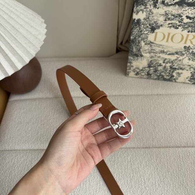Dior新款腰带,采用精致头层皮制作,手感柔软,舒适细腻,精品珍珠扣,精致优雅,时尚大方。宽2.0Cm Dior新款腰带,采用精致头层皮制作,手感柔软,舒适细腻,精品珍珠扣,精致优雅,时尚大方。宽2.0Cm