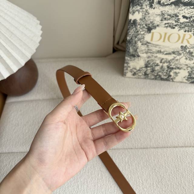 Dior新款腰带,采用精致头层皮制作,手感柔软,舒适细腻,精品五角星珍珠扣,精致优雅,时尚大方。宽2.0Cm Dior新款腰带,采用精致头层皮制作,手感柔软,舒适细腻,精品五角星珍珠扣,精致优雅,时尚大方。宽2.0Cm