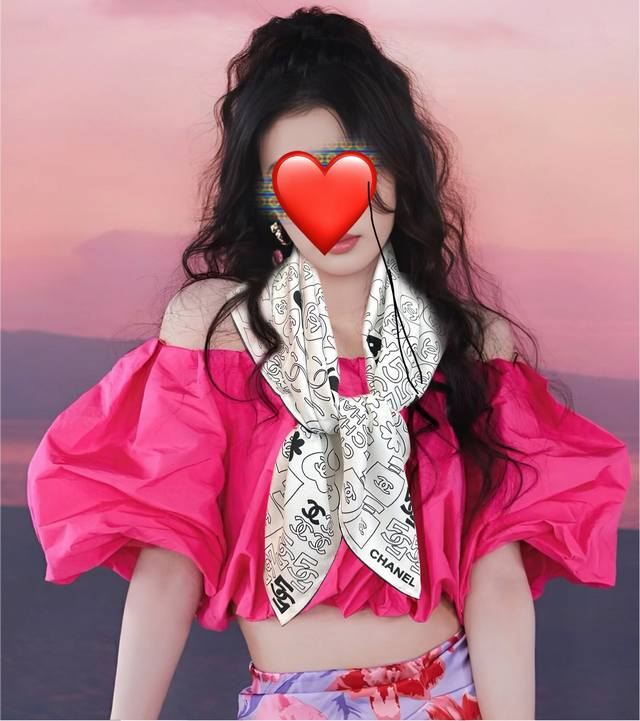 高版本 香奈儿 5号香水瓶 香奶奶永远都是比较经典 一条印有5号香水瓶跟四叶草交织图案巧妙搭配 简直太美了 爱藏于深处 尽显趣致设计 这款方巾采用 ，女士们必备
