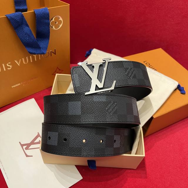 潮男穿搭 新选腰带 L V New 宽度4Cm 皮带面采用定制帆布面料 纯黑色原厂小牛皮底 手感极佳 搭配与皮带同色调的精致搭扣 双面用