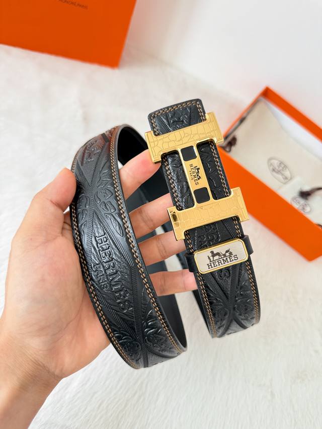 品名： 爱玛仕.Hermes腰带 皮带 原单 型号：挂扣，经典纯钢材质扣头，双面头层牛皮，图片实物拍摄 材料：双面头层牛皮，挂扣系列，纯钢材质扣头，镀钯电镀工艺