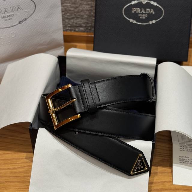普家三角形徽标装饰牛皮革腰带 prada这款牛皮革腰带以尖部饰以标志性的涂珐琅金属三角形徽标,此徽标由Mario 品牌设计而来,1913年初次亮相于品牌的旅行箱 普家三角形徽标装饰牛皮革腰带 prada这款牛皮革腰带以尖部饰以标志性的涂珐琅金属三角形徽标,此徽标由Mario 品牌设计而来,1913年初次亮相于品牌的旅行箱