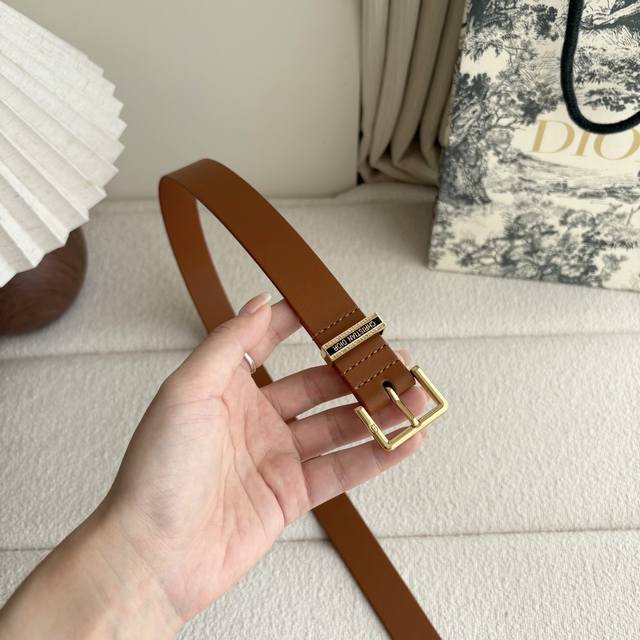 Dior's new belt is crafted from smooth cowhide leather and other materials, ador Dior's new belt is crafted from smooth cowhide leather and other materials, ador