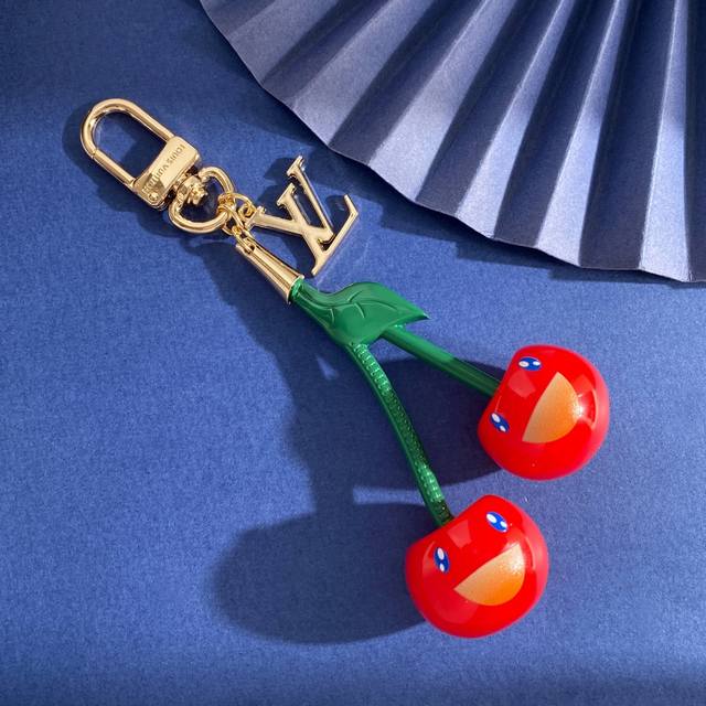 lu92 Lv路易威登新款欧美风高级感潮流挂件光面Lv字母绿叶子大樱桃车厘子包包装饰品钥匙扣包饰 黄铜材质 重约72.2G 总高约15.5Cm lu92 Lv路易威登新款欧美风高级感潮流挂件光面Lv字母绿叶子大樱桃车厘子包包装饰品钥匙扣包饰 黄铜材质 重约72.2G 总高约15.5Cm