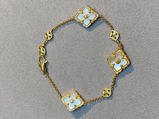 V金材质对版精工布契拉提白贝母镶钻三花手链