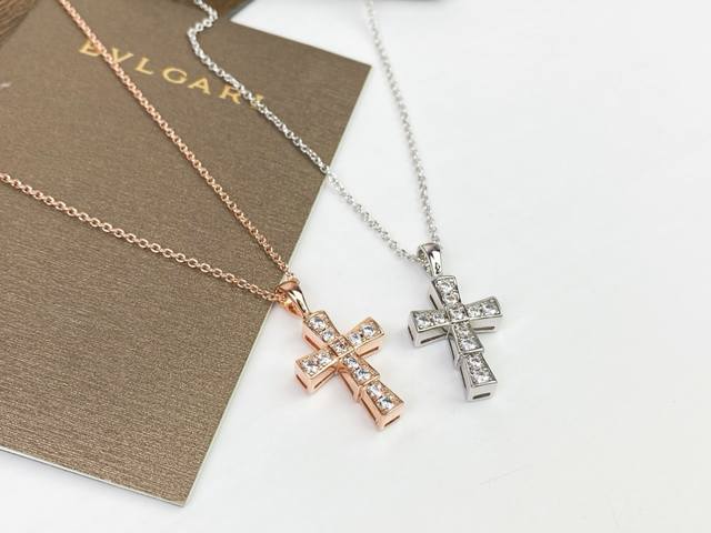 宝格丽 Bvlgari Ser批Enti 系列爆款 精美十字架钻石吊坠 经典 爆款 蛇形 高端定制 微镶工艺颗颗高碳钻爆闪全新升级，简约百搭气质款，搭配裙装毛衣