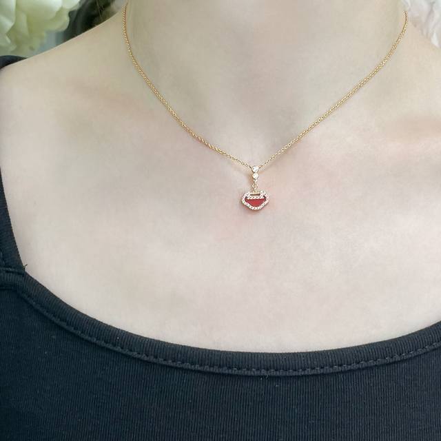 V Gold-plated Kirin Mini Ruyi Necklace is a stylish and traditional combination. V Gold-plated Kirin Mini Ruyi Necklace is a stylish and traditional combination.