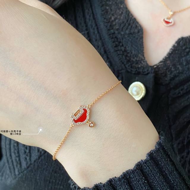 V Gold-Plated Kirin Mini Heart and Wish Bracelet: A stylish and traditional desi V Gold-Plated Kirin Mini Heart and Wish Bracelet: A stylish and traditional desi