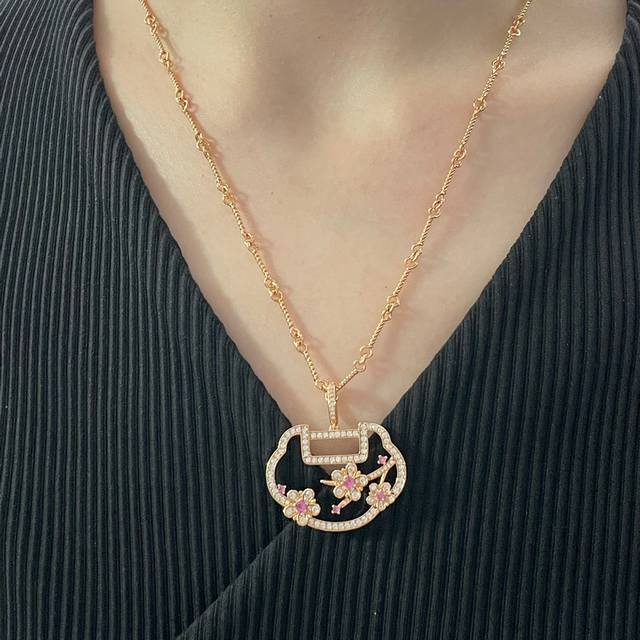 V Gold-plated Kirin Three-Flower Ruyi Lock Necklace is a stylish and traditional V Gold-plated Kirin Three-Flower Ruyi Lock Necklace is a stylish and traditional