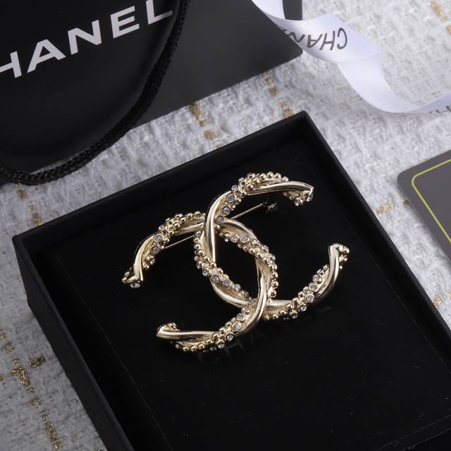 爆款 必备百搭单品 小香 Chanel 火爆字母胸针 。即经典又时髦 原版一致 高端微镶工艺镶嵌打造 最高级别 小细节的做法 都很赞 时尚奢侈小香首饰