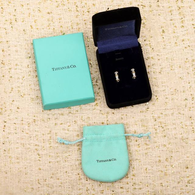 211769 We offer crossover earrings, customizable with real gold and diamonds. We