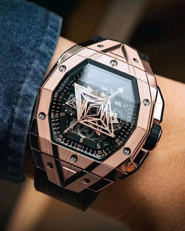 Hublot 宇舶 Big Bang Sangbleu Iil 刺青三代,一代更胜一代。表款直径为42毫米,采用酒桶型多面结构设计,进一步增强了立体视觉效果。 Hublot 宇舶 Big Bang Sangbleu Iil 刺青三代,一代更胜一代。表款直径为42毫米,采用酒桶型多面结构设计,进一步增强了立体视觉效果。