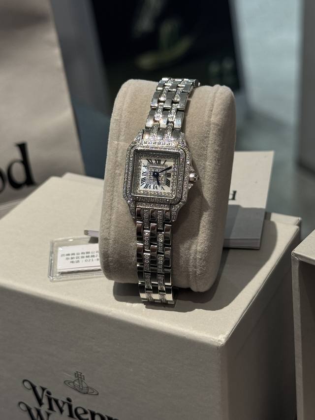 Diamond bezel, white and gold caseCartier Japan Antique Jewelry ExhibitionCusto