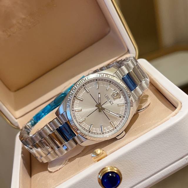 金 Versace Millenyium Lady腕表，表壳上 12 点位置饰有品牌标志性Medusa和Versace Logo，彰显力量与精致感。内表盘、表圈