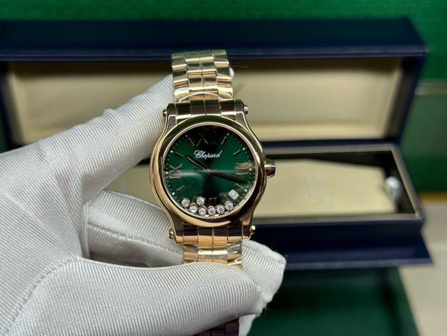 作为萧邦最畅销的系列一直以细腻的手法诠释萧邦标志性灵动钻石的概念，此系列作品柔美而时尚，都说男戴国女戴萧邦 有金 进 有钻 赚 寓意也很好。表盘内的钻石滚珠可自