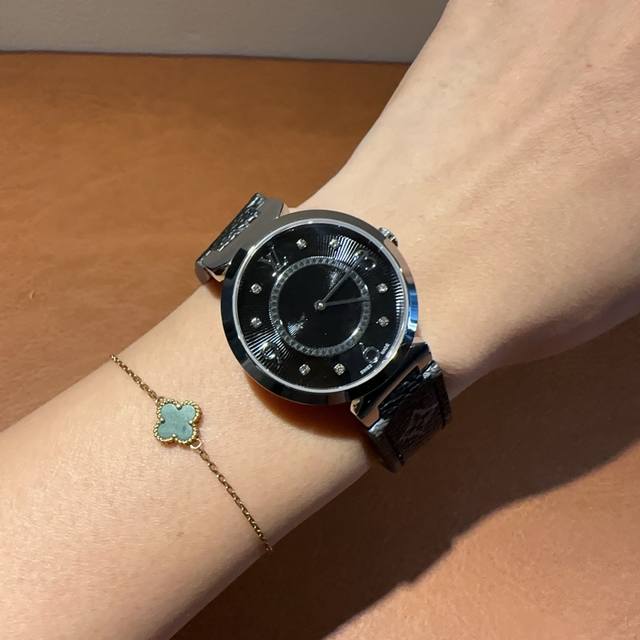 最新款Lv 路易威登 二针超火款 蓝宝镜面，瑞士进口石英，不锈钢316精工外壳。加上牛皮袋子，整体好看，显得格外优雅！[亲亲][亲亲]