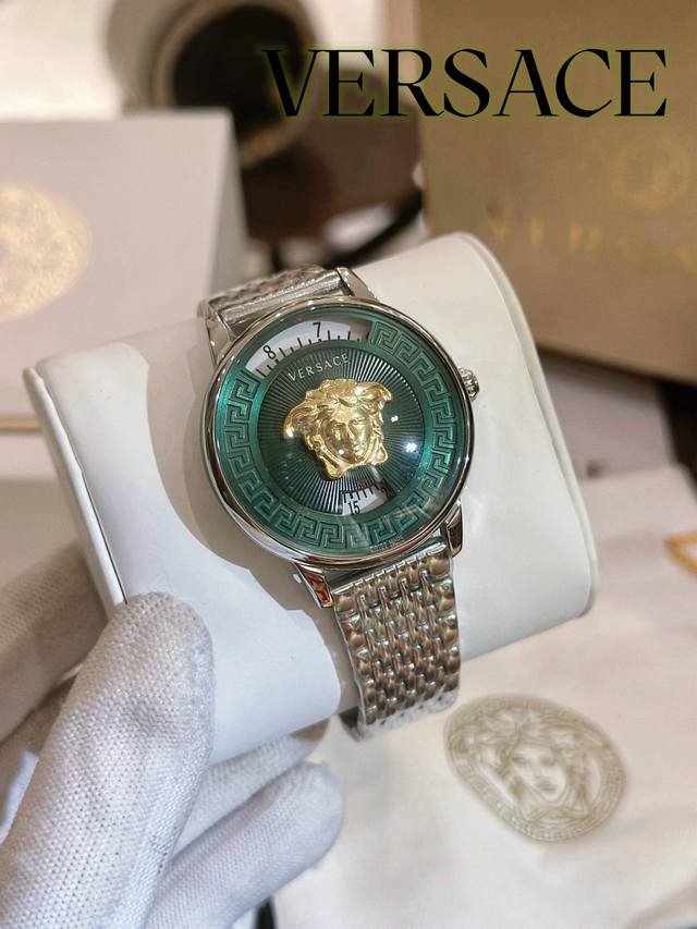 金黑+20 Versace 新款 范思哲 V-Tribute系列，3D立体的美杜莎头像摄人心魂，头像上方Verssce标识印记范思哲的品牌格调，简约盘面搭配矩形