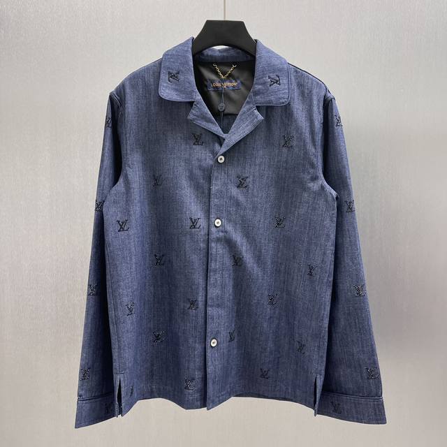 Lu 装饰细节牛仔睡衣式衬衫 Size : S-Xl 本款长袖睡衣式衬衫以青年布焕新晚装设计，兼具闲适气息和雅致格调。全幅心 Blason 图案展露华美笔触，镶