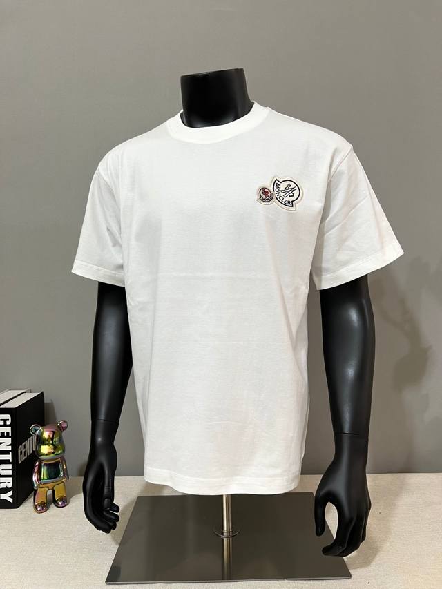 New Moncler item, official and identical label, details match the official versi