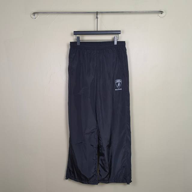 Blcg × Lamborghini Fall25 巴黎兰博基尼联名系列徽章印花运动裤冲锋裤休闲裤 一套都有 该系列的亮点之一是全新的兰博基尼合作，从传统的联名