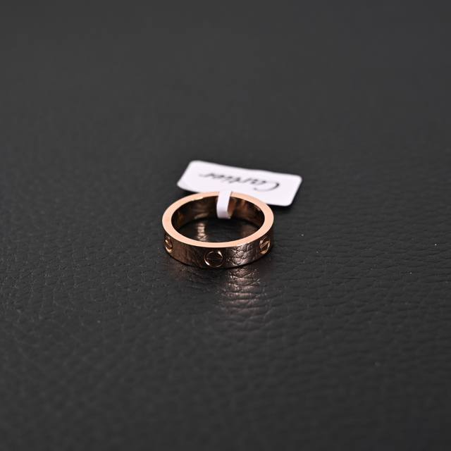 Cartier Love series ring (Ddd). Comes with full packaging; a 40 RMB deduction wi