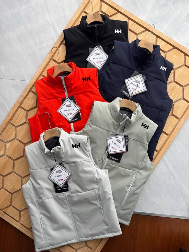 海丽汉森棉马甲 供 25秋冬季高品质情侣款棉衣马甲！ 户外运动立领宽松无袖棉马甲背心。这款马甲背心，采用舒适面料，户外、运动、休闲、居家都非常適合。 这款立领户