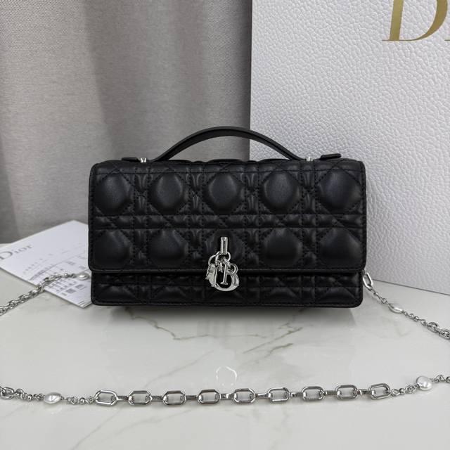 0980羊皮黑色 Lady Dior 珍珠手拿包 这款手拿包是本季新品，顶部搭配手柄，优雅实用，令 Lady Dior 系列更加丰富。采用羊皮皮革精心制作，饰以