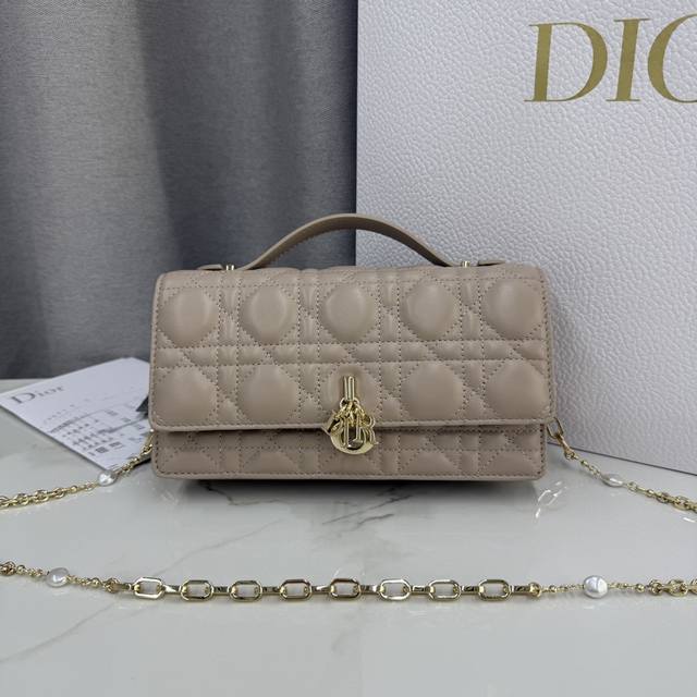 0980羊皮胭脂米杏 Lady Dior 珍珠手拿包 这款手拿包是本季新品，顶部搭配手柄，优雅实用，令 Lady Dior 系列更加丰富。采用羊皮皮革精心制作，