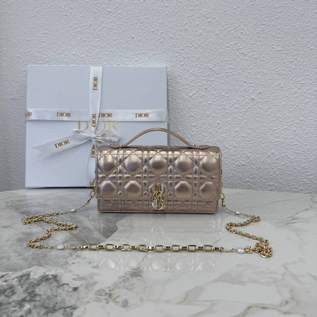 0980羊皮香槟色 Lady Dior 珍珠手拿包 这款手拿包是本季新品，顶部搭配手柄，优雅实用，令 Lady Dior 系列更加丰富。采用羊皮皮革精心制作，饰
