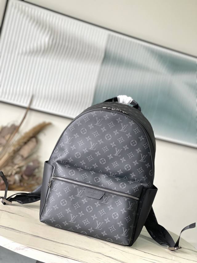 Top-tier original M22545 Medium Discovery backpack. This medium-sized backpack e