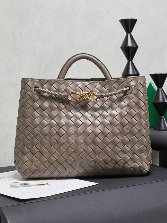 Bv的 新款Andiamo出货啦真的实火Bottega Veneta 本季推出的新款Andiamo编织手袋真的是火遍全球!!海内外明星纷纷上身,奥斯卡影后杨紫琼 Bv的 新款Andiamo出货啦真的实火Bottega Veneta 本季推出的新款Andiamo编织手袋真的是火遍全球!!海内外明星纷纷上身,奥斯卡影后杨紫琼