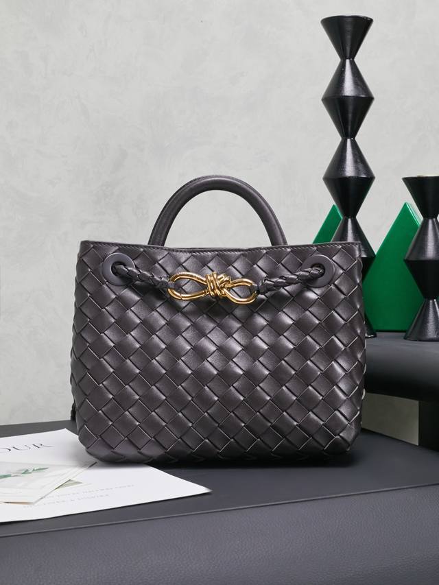 Bottega Veneta葆蝶家 春夏新品小号Andiamo链条包朵也有啦!相信不少小伙伴等待已久,金属感链条在原本Andiamo柔美优雅的基础上更多添了一份 Bottega Veneta葆蝶家 春夏新品小号Andiamo链条包朵也有啦!相信不少小伙伴等待已久,金属感链条在原本Andiamo柔美优雅的基础上更多添了一份