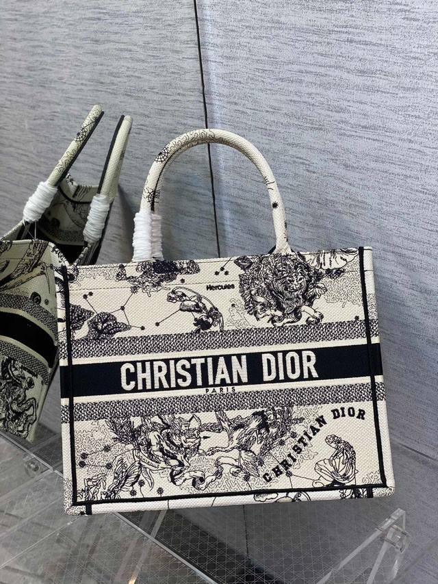 正品级 ，高版本 黑白飞鹤 Di.Or Book Tote 原版开发，市场最高升级版本，欢迎品鉴 精美细针刺绣工艺，大号购物袋完全满足日常出行使用♀，标志性的字