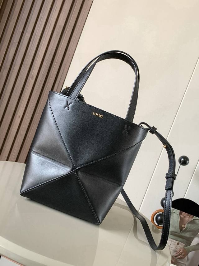 原厂皮 新款亮面牛皮革迷你号Puzzle Fold手袋又把几何图形玩出花了很久没见过这么实用又设计感满满的托特包了这款延续了Puzzle系列的几何美学以折纸包为