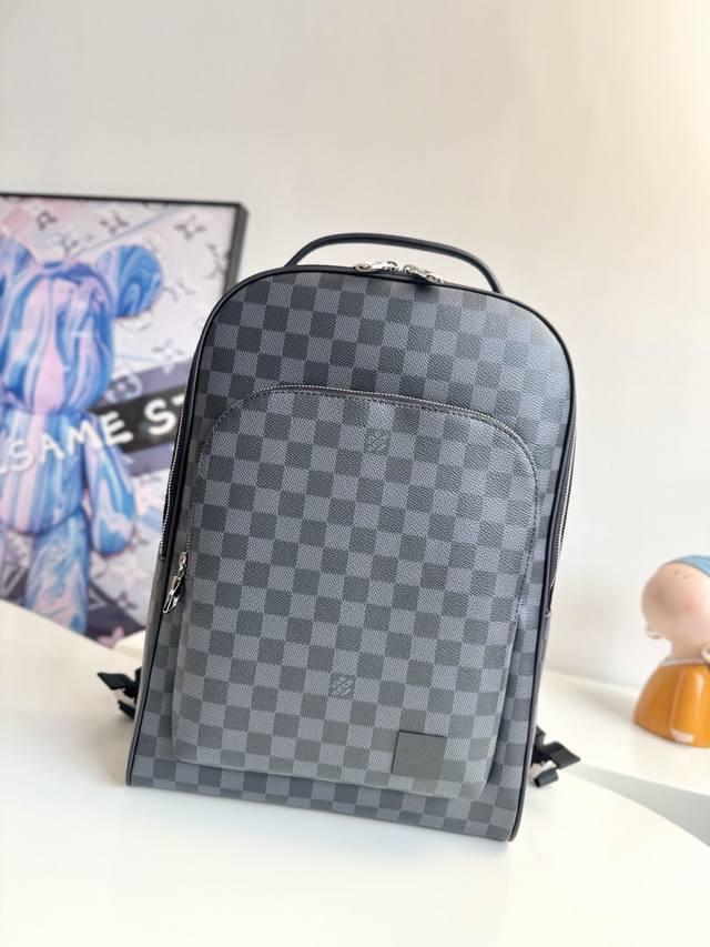 顶级原单 半钢芯片 N40499独家实拍!Avenue 双肩包取材 Damier Graphite 涂层帆布,以简明线条传递儒雅风范。拉链前袋方便取放随行所需, 顶级原单 半钢芯片 N40499独家实拍!Avenue 双肩包取材 Damier Graphite 涂层帆布,以简明线条传递儒雅风范。拉链前袋方便取放随行所需,