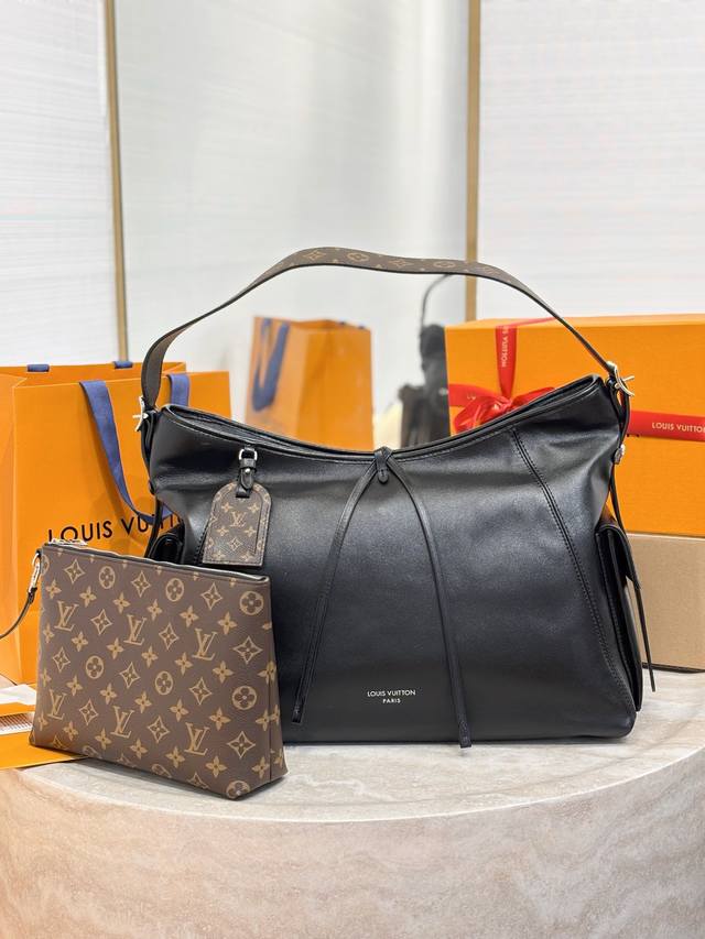 Carry All Travel Bag 手袋 M15175黑色 本款 Carry All Travel Bag 手袋取材柔软牛皮革 为名牌和内里融入 Mono