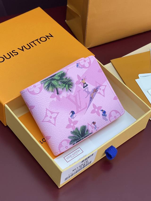 出厂价P M14879 短夹！滑雪粉！在色彩缤纷的单体画布上印制了充满乐趣的迷你体育场面的“Portofoyle Slender”。轻松的单体图案与背景色调融为