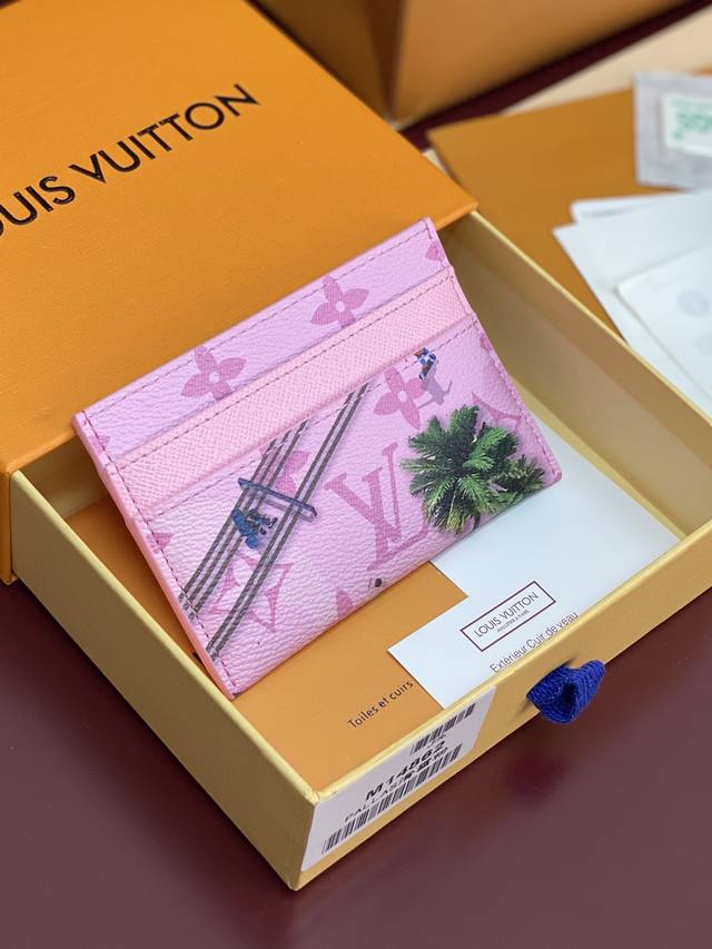 出厂价P M14862 卡片夹！滑雪粉！Double 卡夹、本款 Double 卡夹出自父亲节系列，为 Colored Monogram 帆布融入袖珍运动场景印