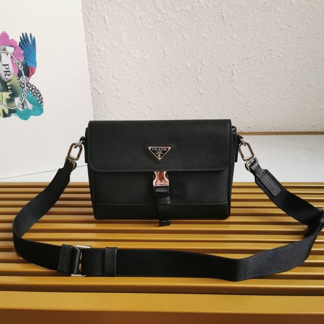 顶级原单 新邮邮差包2Vd044十字纹这款单肩包采用Re-Nylon再生尼龙材质打造，并饰以皮革细节，彰显充满现代感的材质混搭设计。再生尼龙纱线Econyl通过