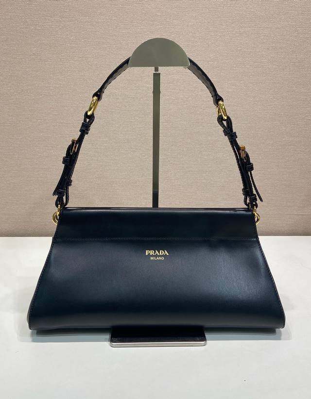 新品1Bc262 Enchané手袋以复古魅力的廓形为特色，采用实用且现代的结构重新演绎。经典的女性化造型通过柔和廓形得到丰富，并通过皮革的做旧处理得到强调，这