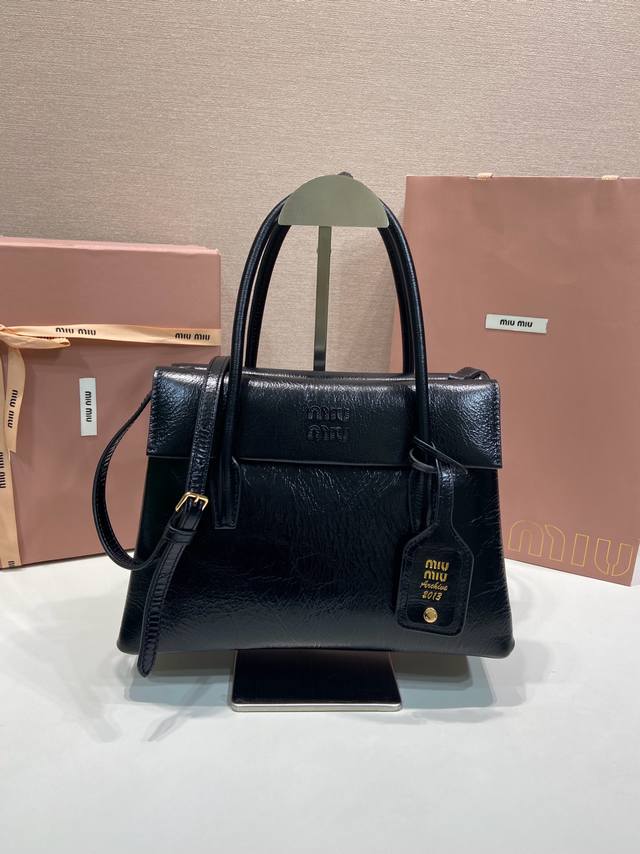 新品5Ba302 结构化线条和精致细节定义了这款小牛皮手袋，闪亮的皮革饰面得以提升。皮革提手，配可拆卸装饰 配滑动和可拆卸皮革肩带。正面和背面有口袋 金色配件，