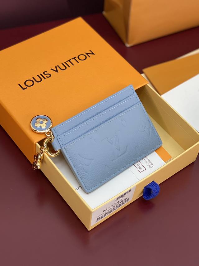 出厂价P M13647 蓝色！Lv Charms 卡夹！本款 Lv Charms 卡夹出自 Lv Ski 系列，可为任意配饰注入一抹亮色。Monogram Em