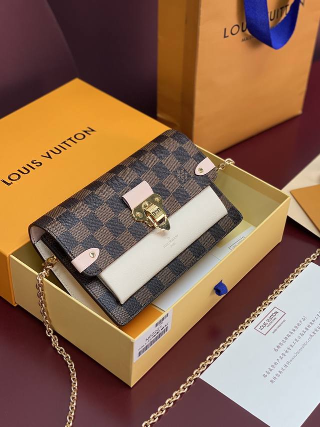 出厂价P N60221 粉色！Vavin 链条钱夹Vavin 链条钱夹将路易威登经典的 Damier 帆布与皮革巧妙融合。品牌传统行李箱的设计元素化身为一枚金色