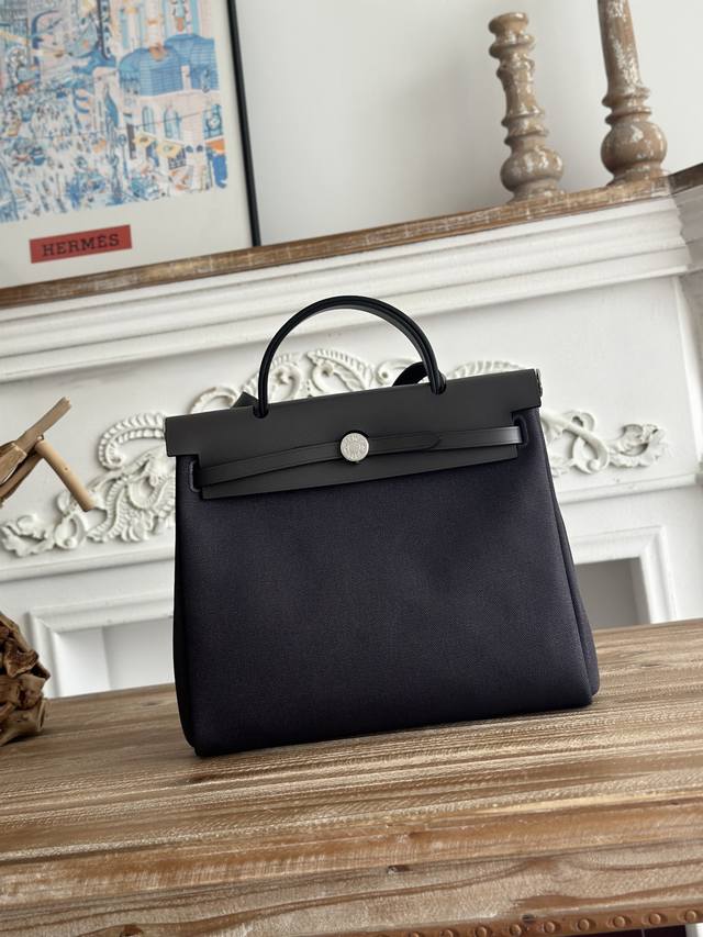 Hermers 爆款Herbag 31Cm 设计灵感来自马鞍袋， 包身是帆布材质，内缝 肩带和手提是皮质的， 外形和Kelly很像， 但是却比Kelly轻很多！