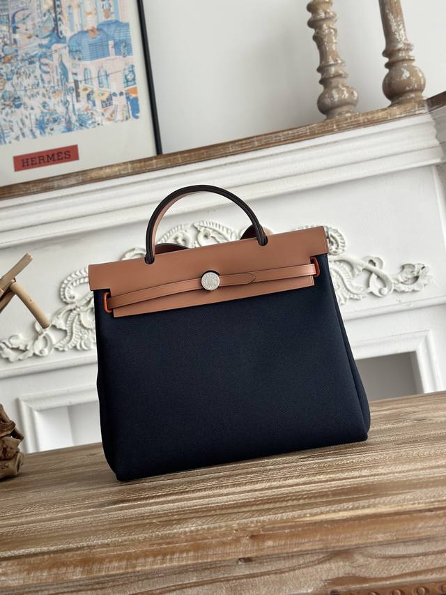 Hermers 爆款Herbag 31Cm 设计灵感来自马鞍袋， 包身是帆布材质，内缝 肩带和手提是皮质的， 外形和Kelly很像， 但是却比Kelly轻很多！